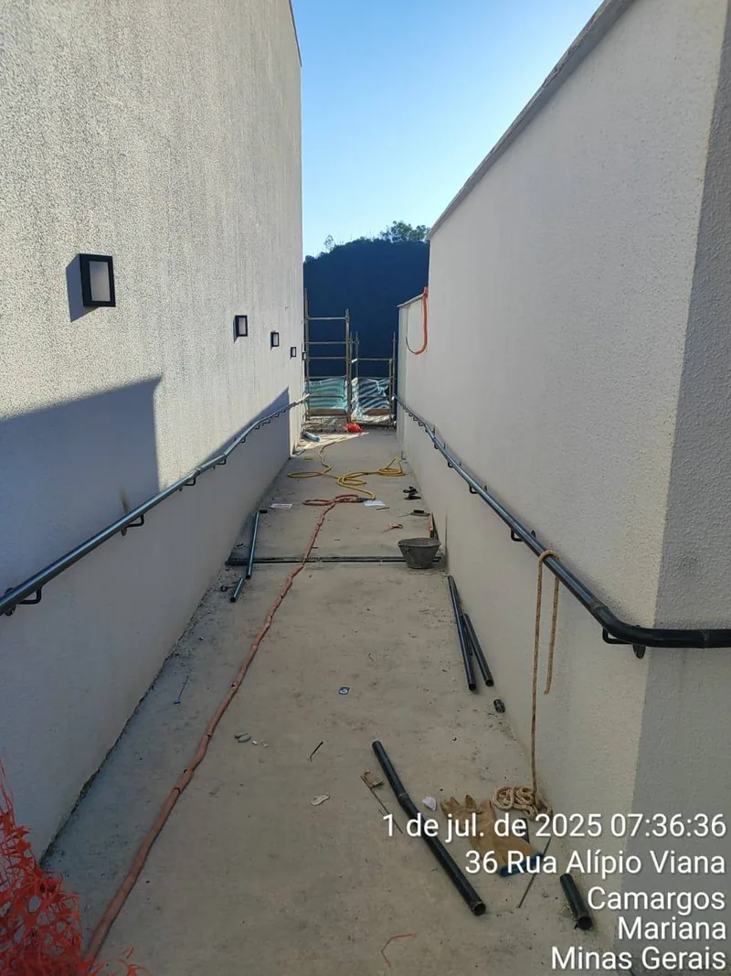 Corrimão de parede em passeio técnico — Camargos, Mariana