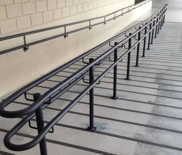 Corrimão duplo contínuo em rampa acessível — Mariana