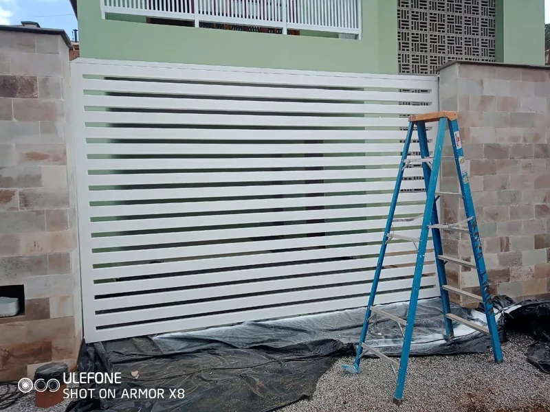 Fechamento de fachada residencial — Mariana