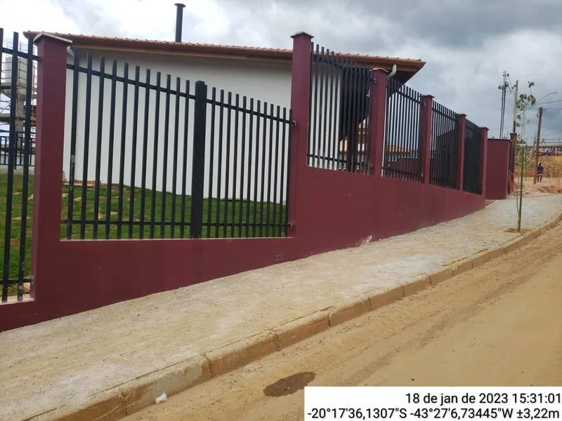 Gradil sobre mureta, fechamento perimetral — Mariana