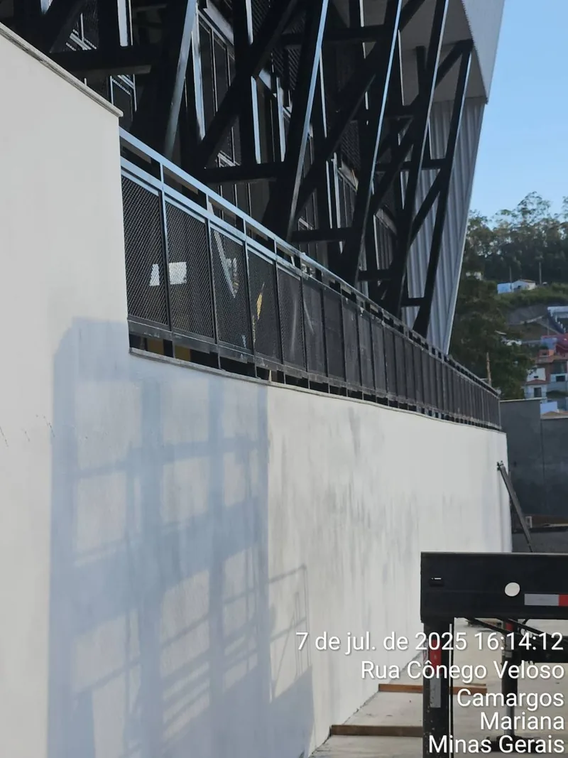 Guarda-corpo em chapa expandida sobre mureta de ginásio — Camargos, Mariana