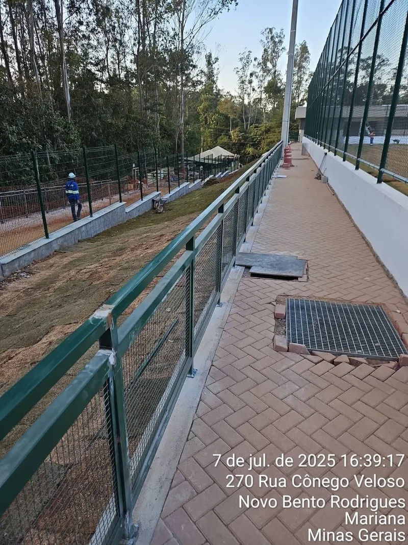 Guarda-corpo com tela em passeio público — Novo Bento Rodrigues