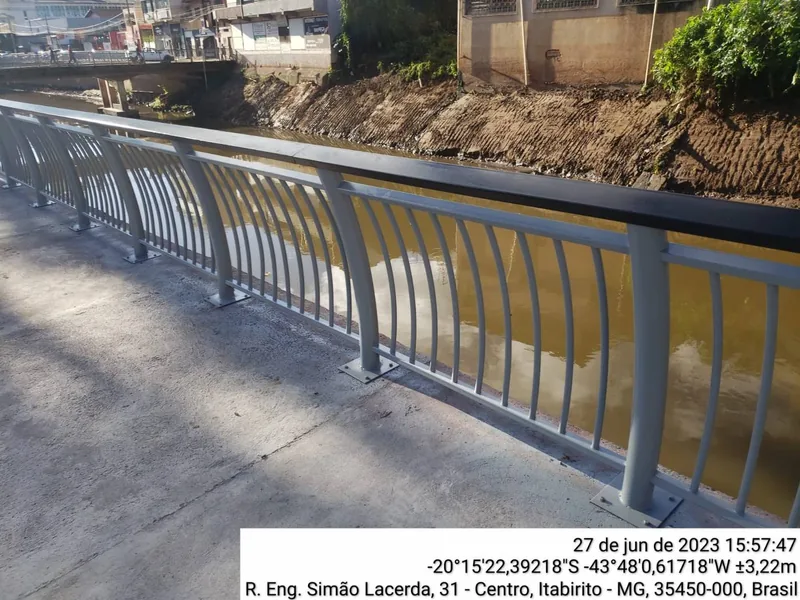 Guarda-corpo de ponte urbana com montantes curvos — Itabirito
