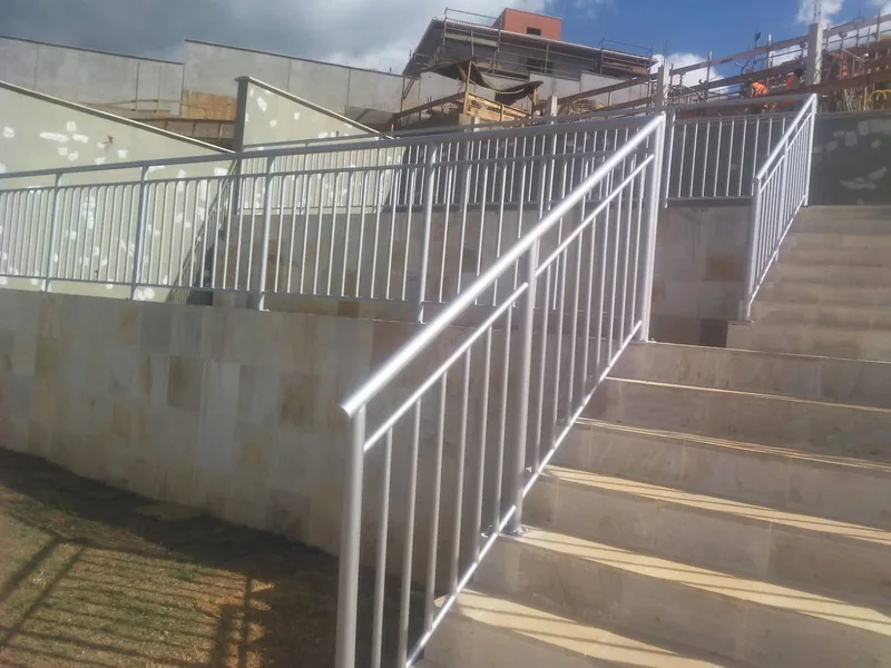Guarda-corpo e corrimão de escada social externa — Belo Horizonte