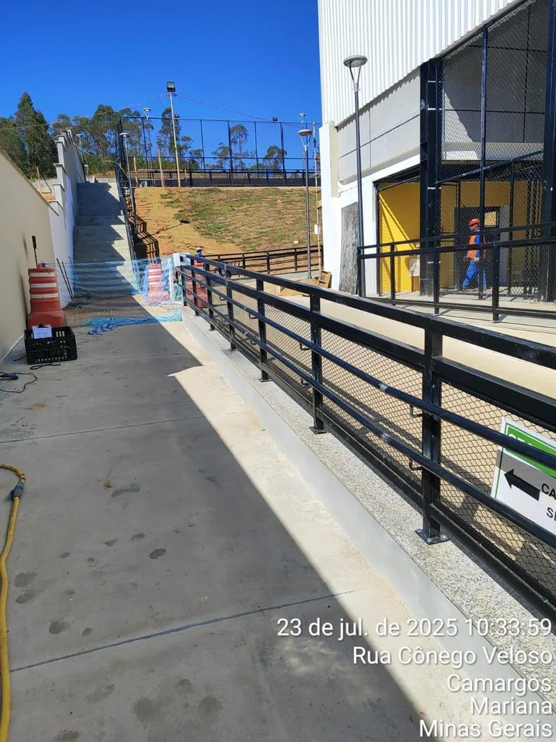 Guarda-corpo de rampa de acesso em obra — Camargos, Mariana