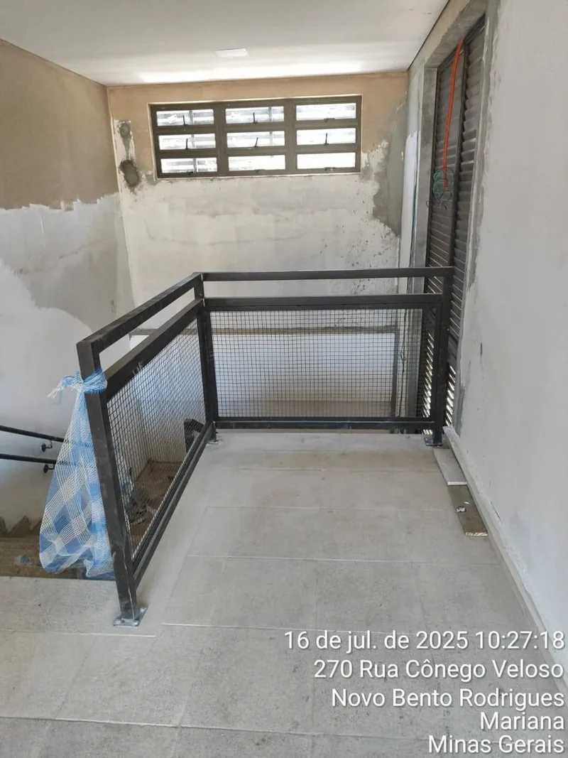 Guarda-corpo de vão de escada interna — Novo Bento Rodrigues