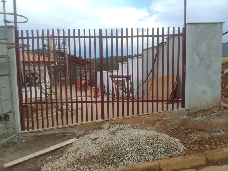 Portão e grade em obra de reassentamento — Mariana